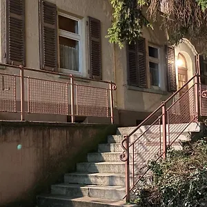 Altbauwohnung Ost Privatunterkunft